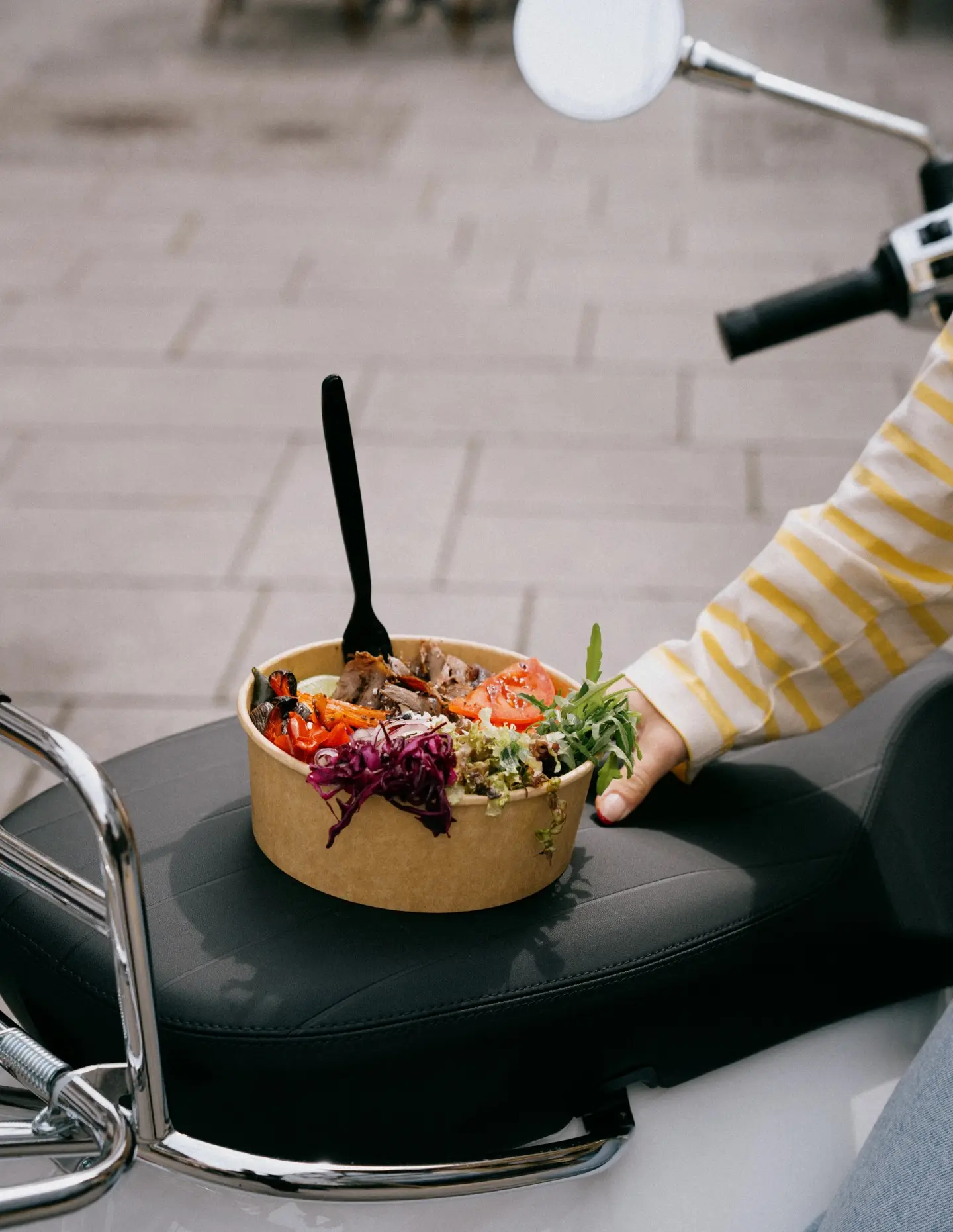 BABAQ Döner Bowl zum Mitnehmen auf einem Vespa-Sitz