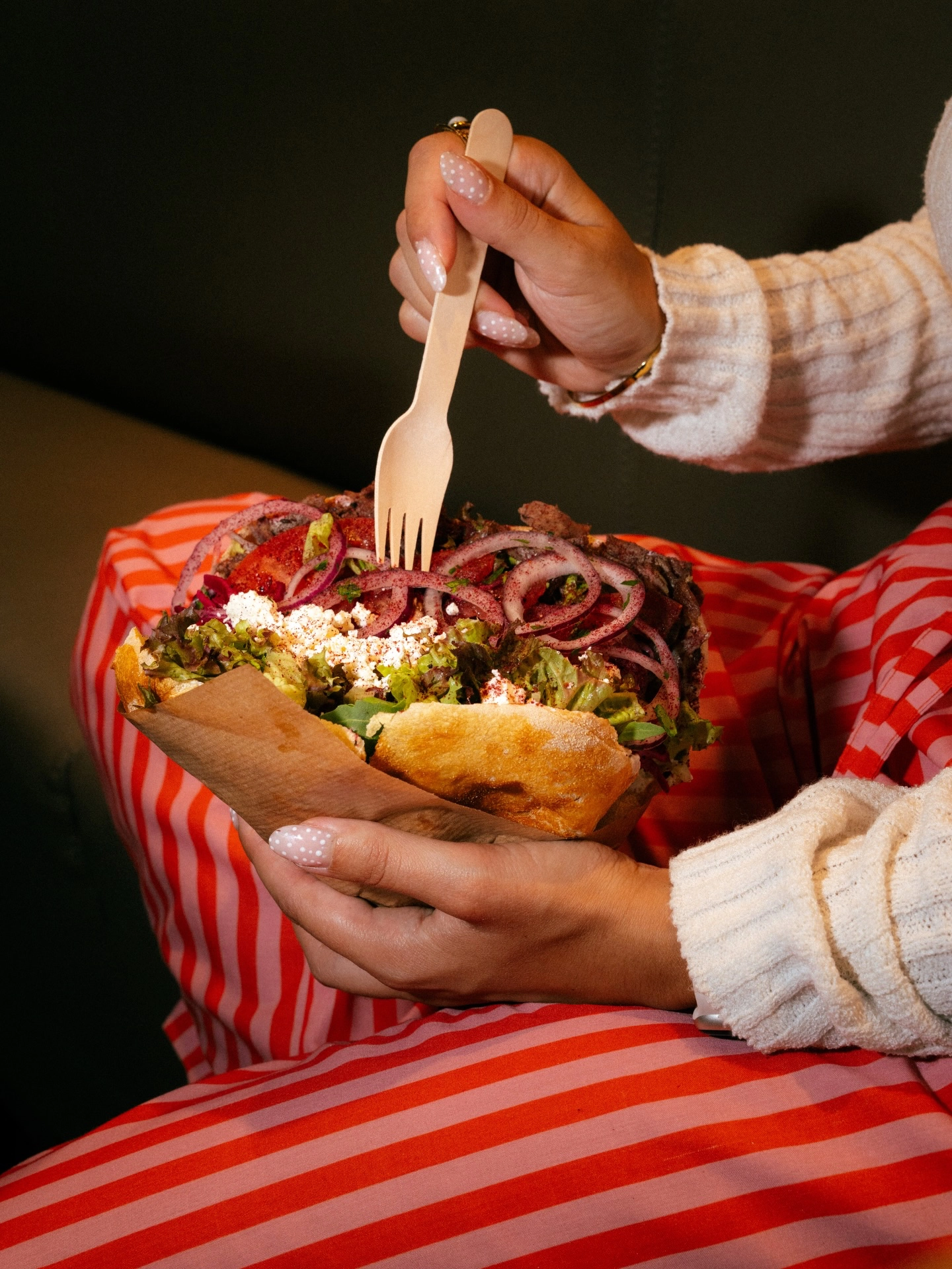 BABAQ Döner wird genossen — erster Biss mit Holzgabel